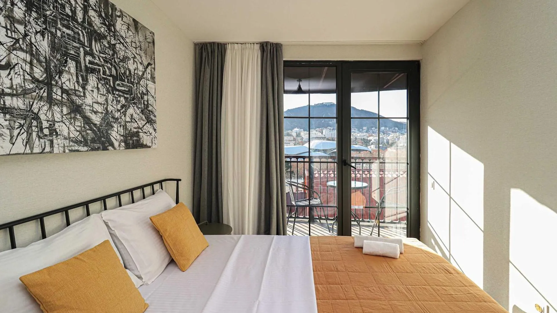 Wonderful City Views - 1Br Apt By Wehost Tbilisi Apartmán